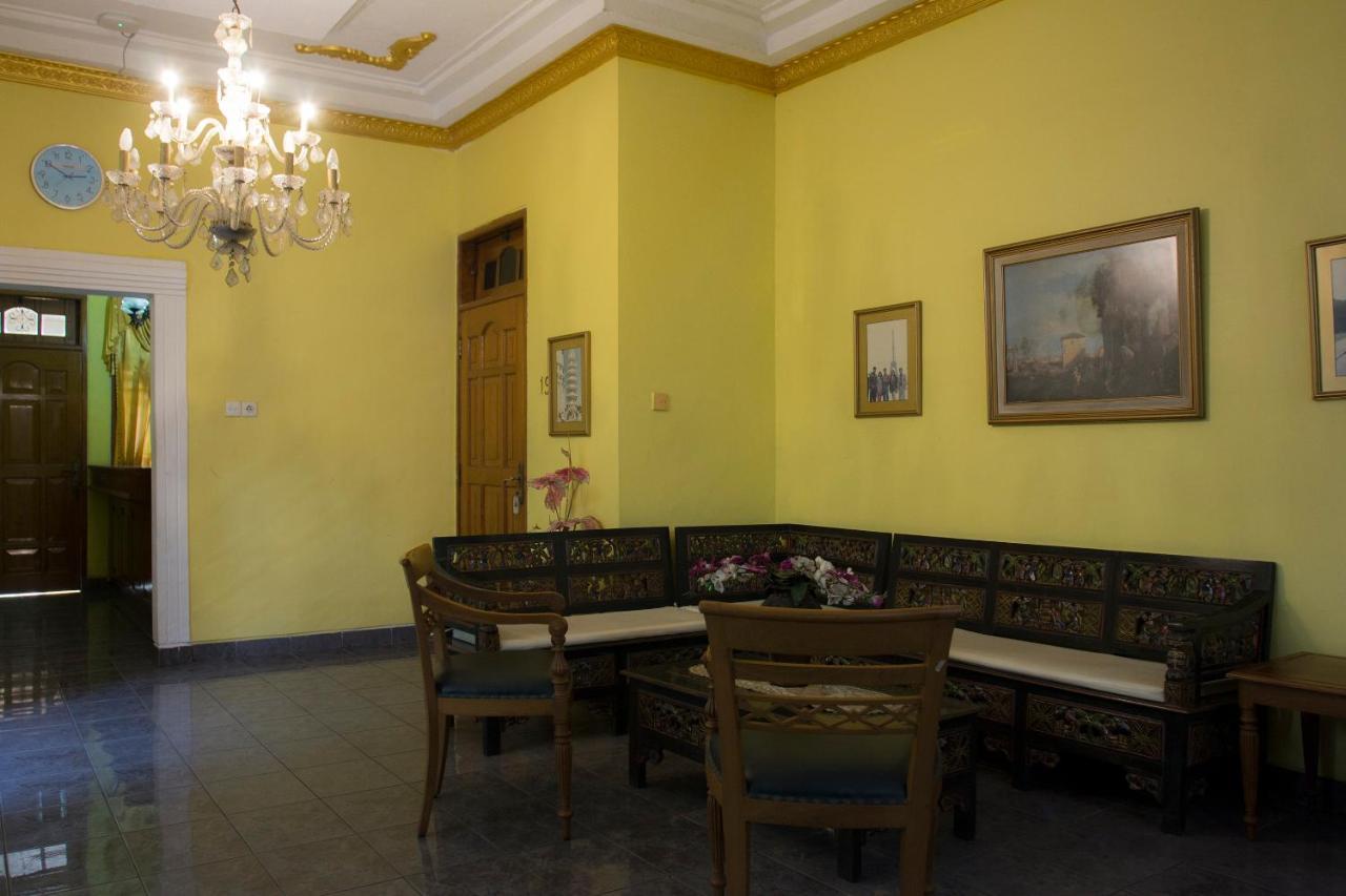 Oyo 392 Hotel Mawar Saron Джокьякарта Экстерьер фото